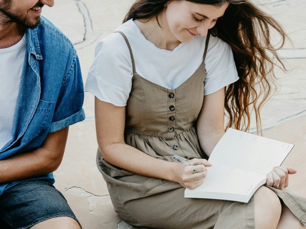 男女が据わっている画像
