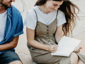 男女が据わっている画像